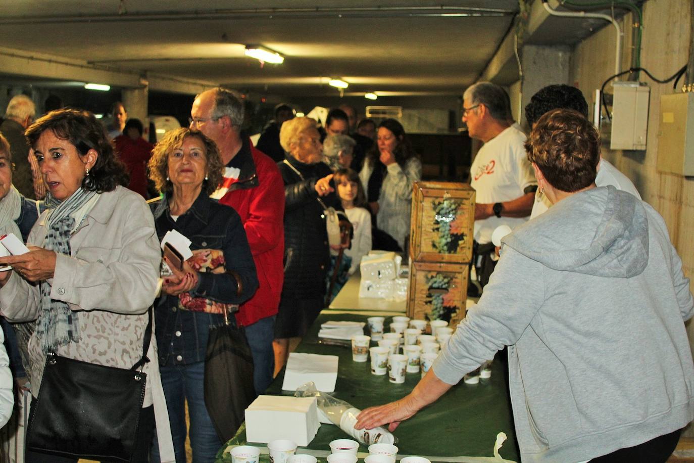 Fotos: Las fiestas de Gracias acogen una degustación a favor de los vecinos del edificio desalojado hace más de nueve meses por la explosión de gas