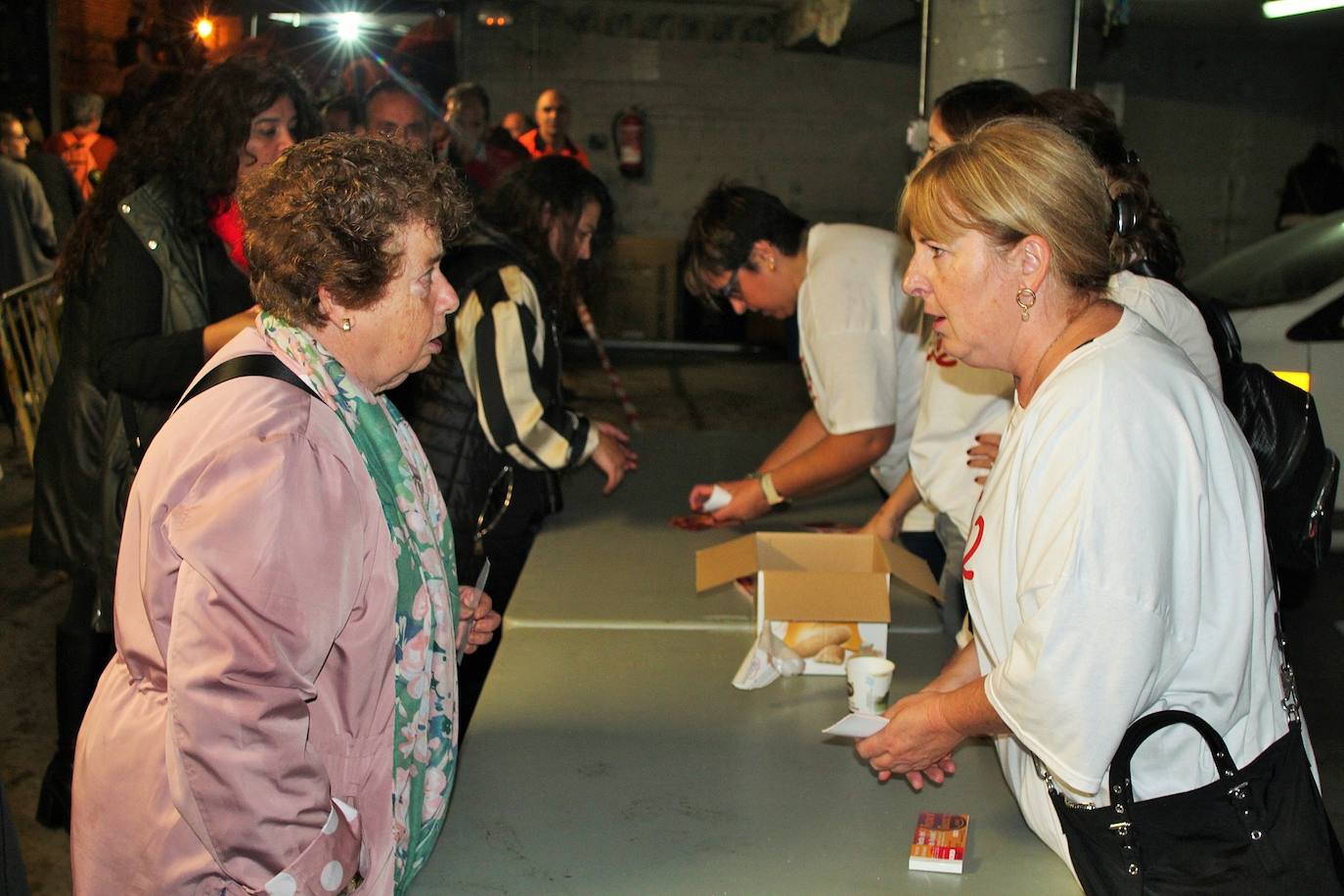 Fotos: Las fiestas de Gracias acogen una degustación a favor de los vecinos del edificio desalojado hace más de nueve meses por la explosión de gas