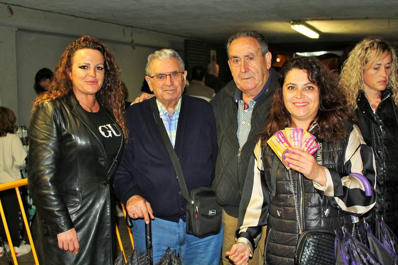 Fotos: Las fiestas de Gracias acogen una degustación a favor de los vecinos del edificio desalojado hace más de nueve meses por la explosión de gas