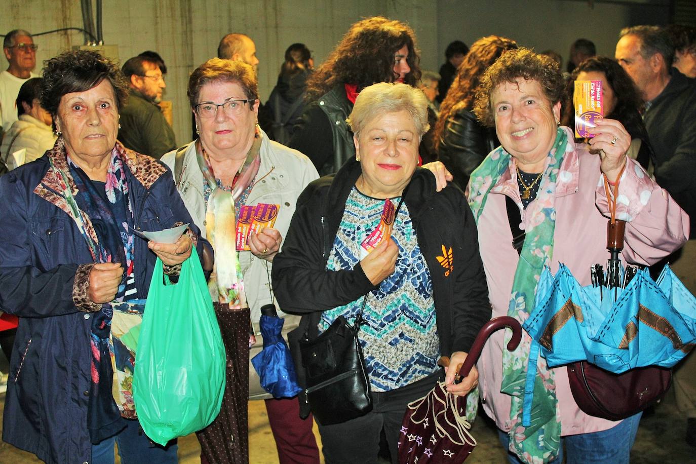 Fotos: Las fiestas de Gracias acogen una degustación a favor de los vecinos del edificio desalojado hace más de nueve meses por la explosión de gas
