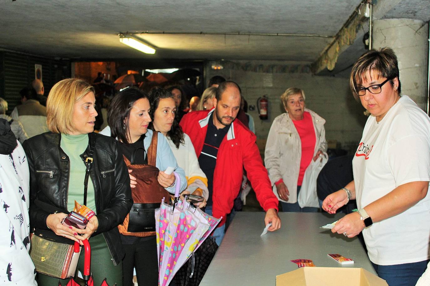 Fotos: Las fiestas de Gracias acogen una degustación a favor de los vecinos del edificio desalojado hace más de nueve meses por la explosión de gas