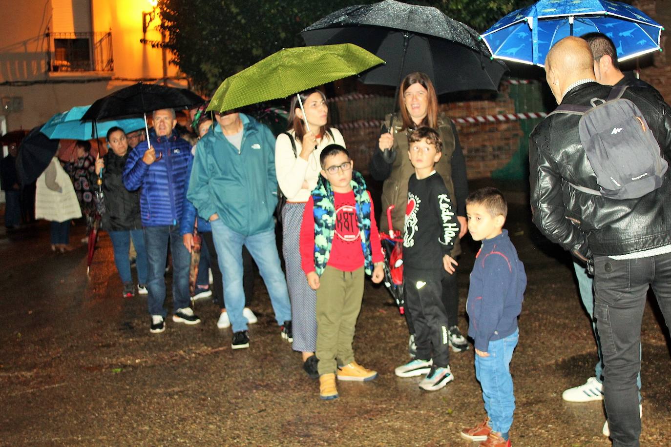 Fotos: Las fiestas de Gracias acogen una degustación a favor de los vecinos del edificio desalojado hace más de nueve meses por la explosión de gas