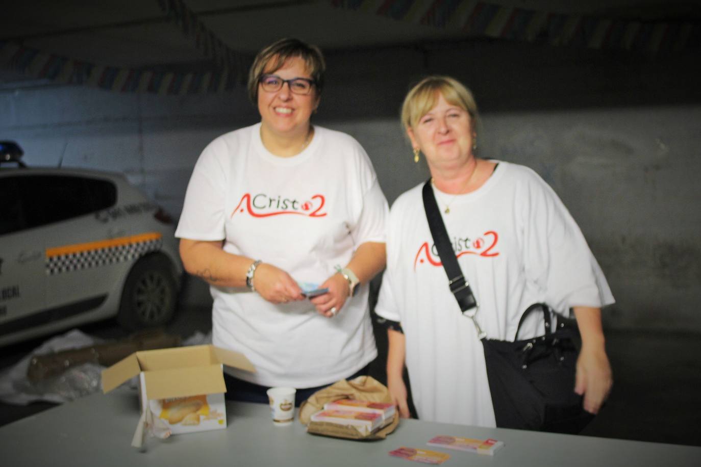 Fotos: Las fiestas de Gracias acogen una degustación a favor de los vecinos del edificio desalojado hace más de nueve meses por la explosión de gas