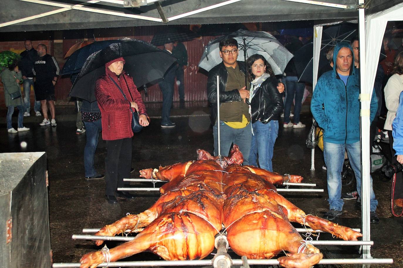 Fotos: Las fiestas de Gracias acogen una degustación a favor de los vecinos del edificio desalojado hace más de nueve meses por la explosión de gas