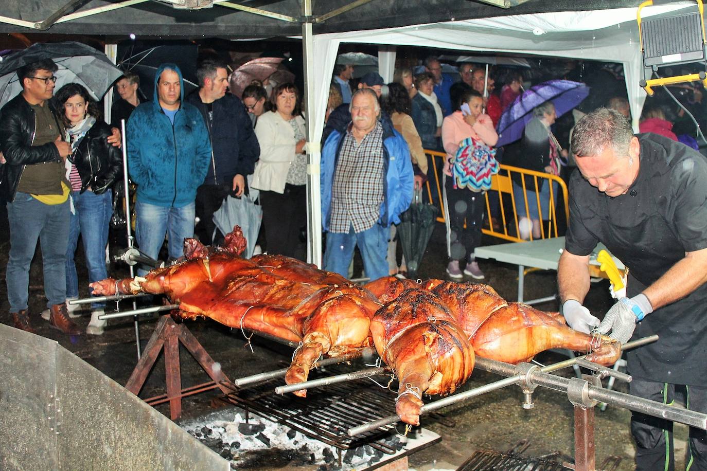 Fotos: Las fiestas de Gracias acogen una degustación a favor de los vecinos del edificio desalojado hace más de nueve meses por la explosión de gas