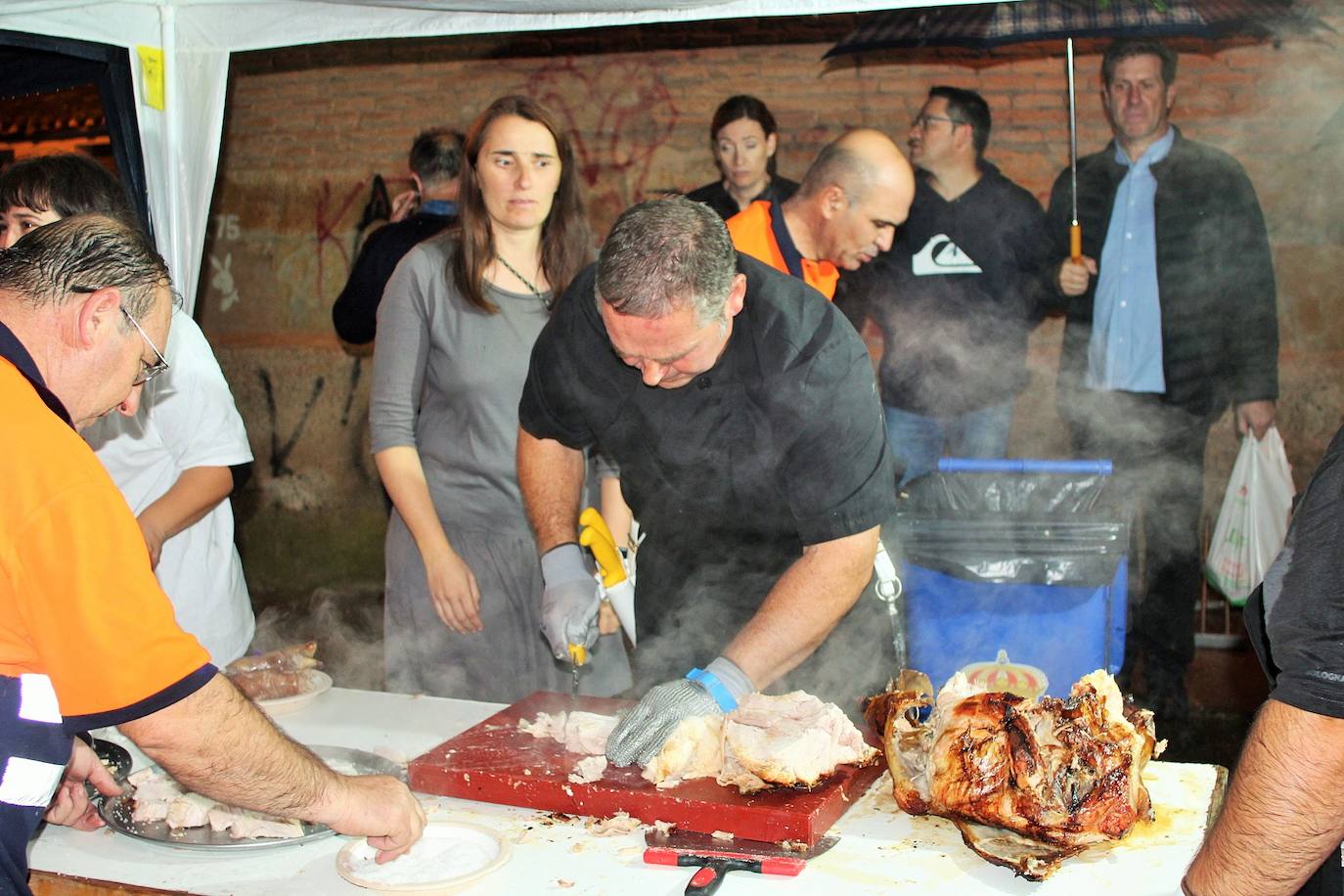 Fotos: Las fiestas de Gracias acogen una degustación a favor de los vecinos del edificio desalojado hace más de nueve meses por la explosión de gas