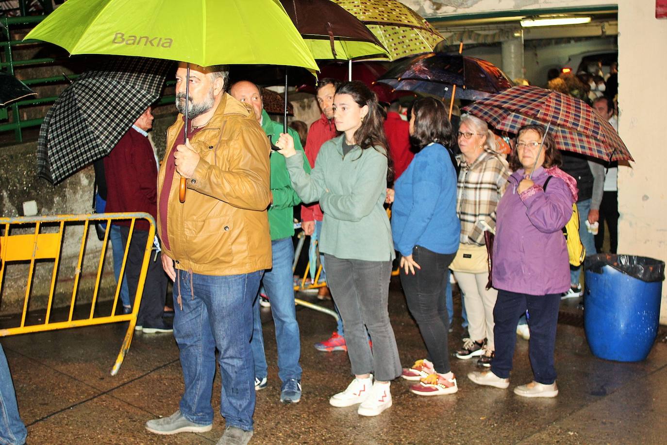 Fotos: Las fiestas de Gracias acogen una degustación a favor de los vecinos del edificio desalojado hace más de nueve meses por la explosión de gas