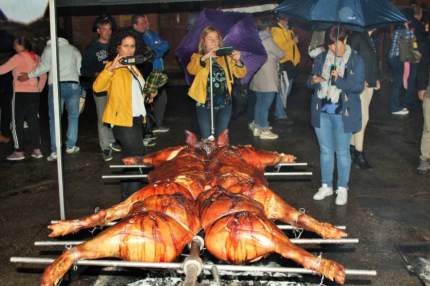 Fotos: Las fiestas de Gracias acogen una degustación a favor de los vecinos del edificio desalojado hace más de nueve meses por la explosión de gas