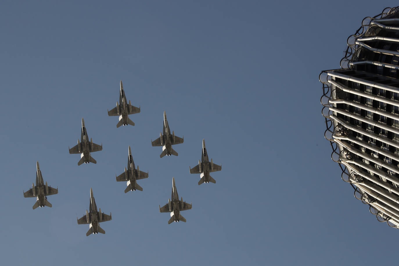 Aviones de la Fuerza Aérea sobrevuelan el cielo de Madrid.