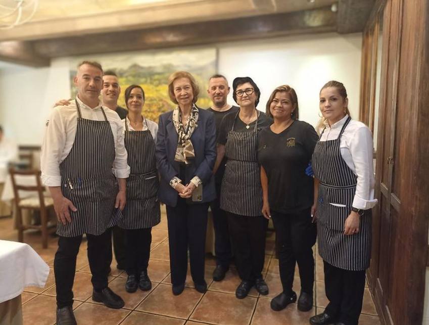 La reina emérita posa con responsables y trabajadores del Tahití. 