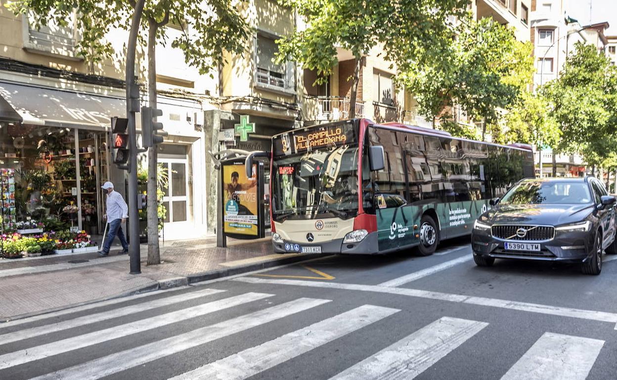 Un autobús hace para en Vara de Rey