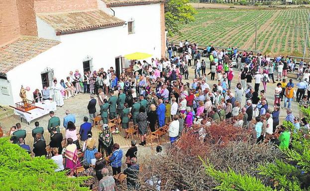 La explanada de la ermita acogió una misa de campaña