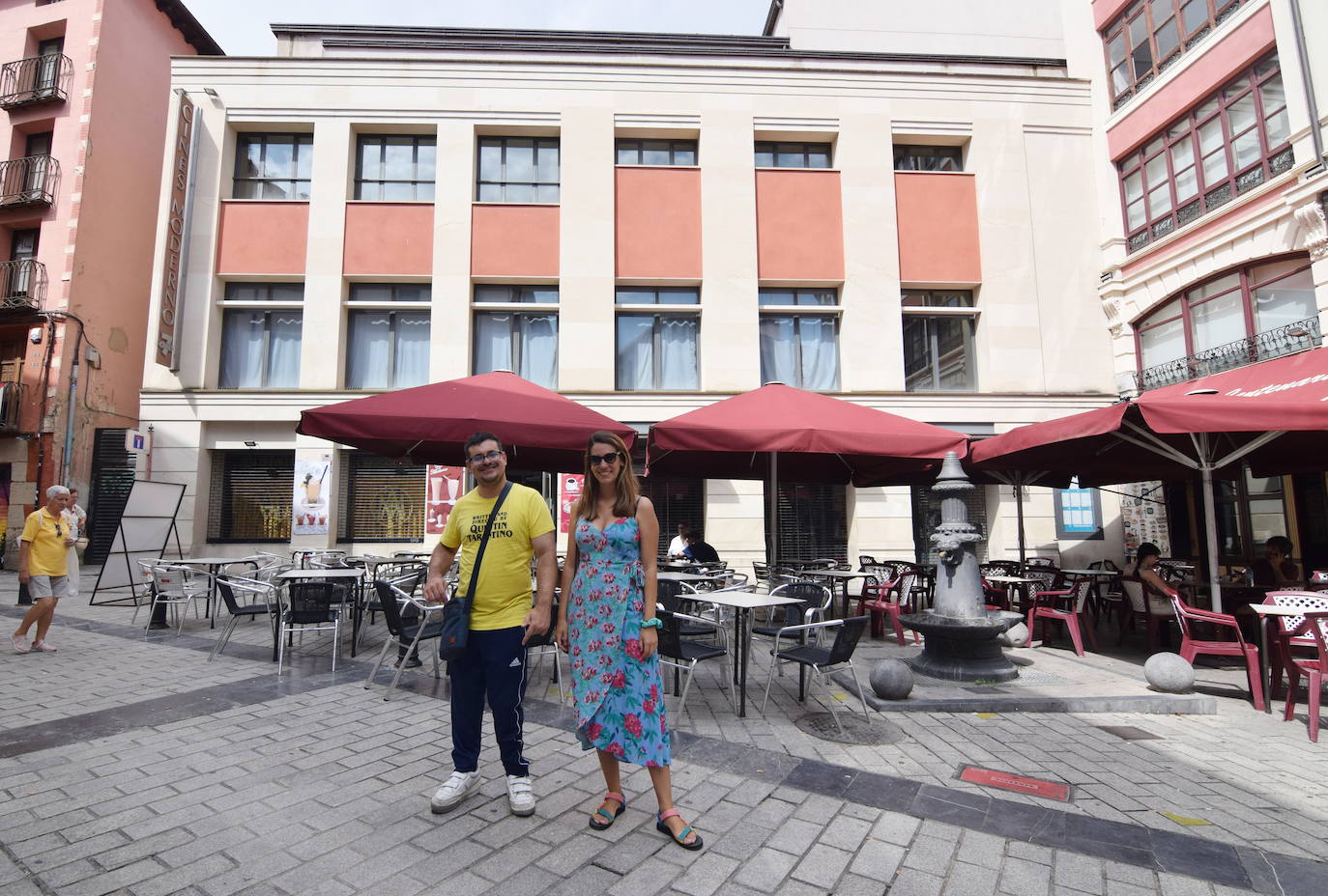 Portavoces de la plataforma, frente al edificio de los Moderno. 
