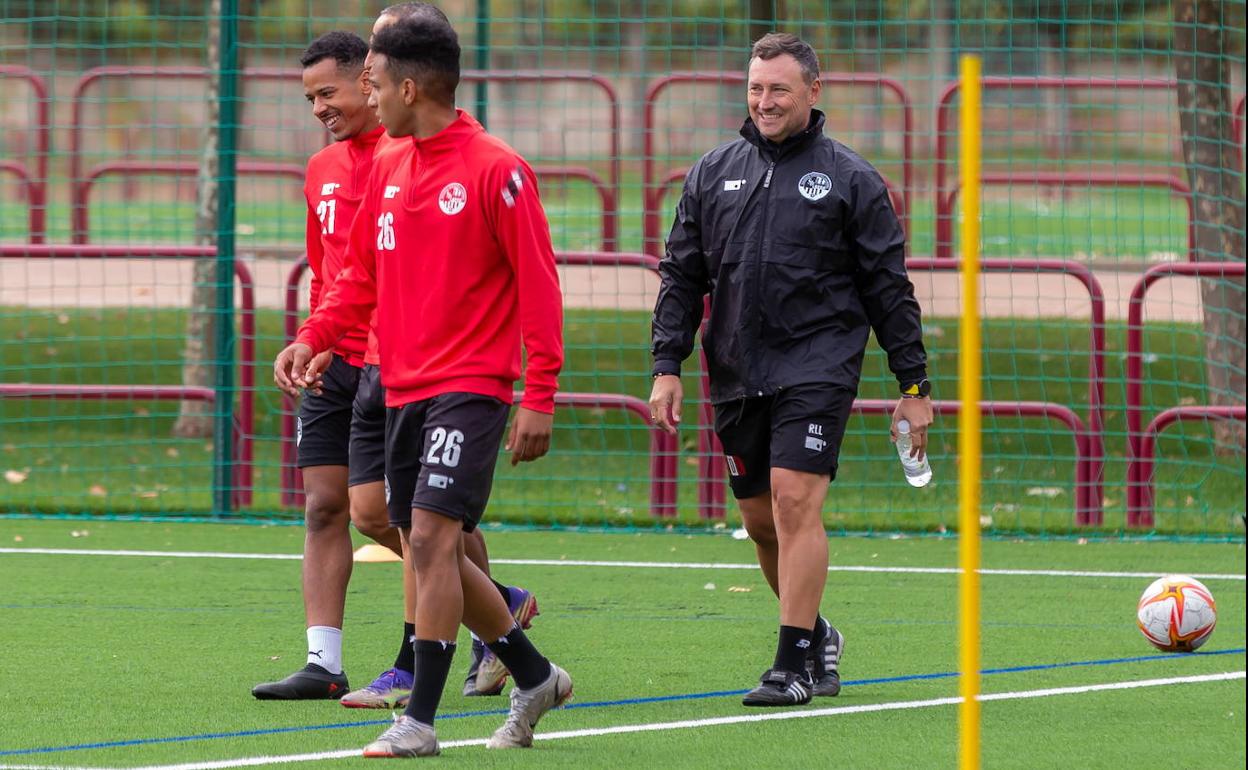 Raúl Llona, durante un entrenamiento de la SD Logroñés en Pradoviejo. 