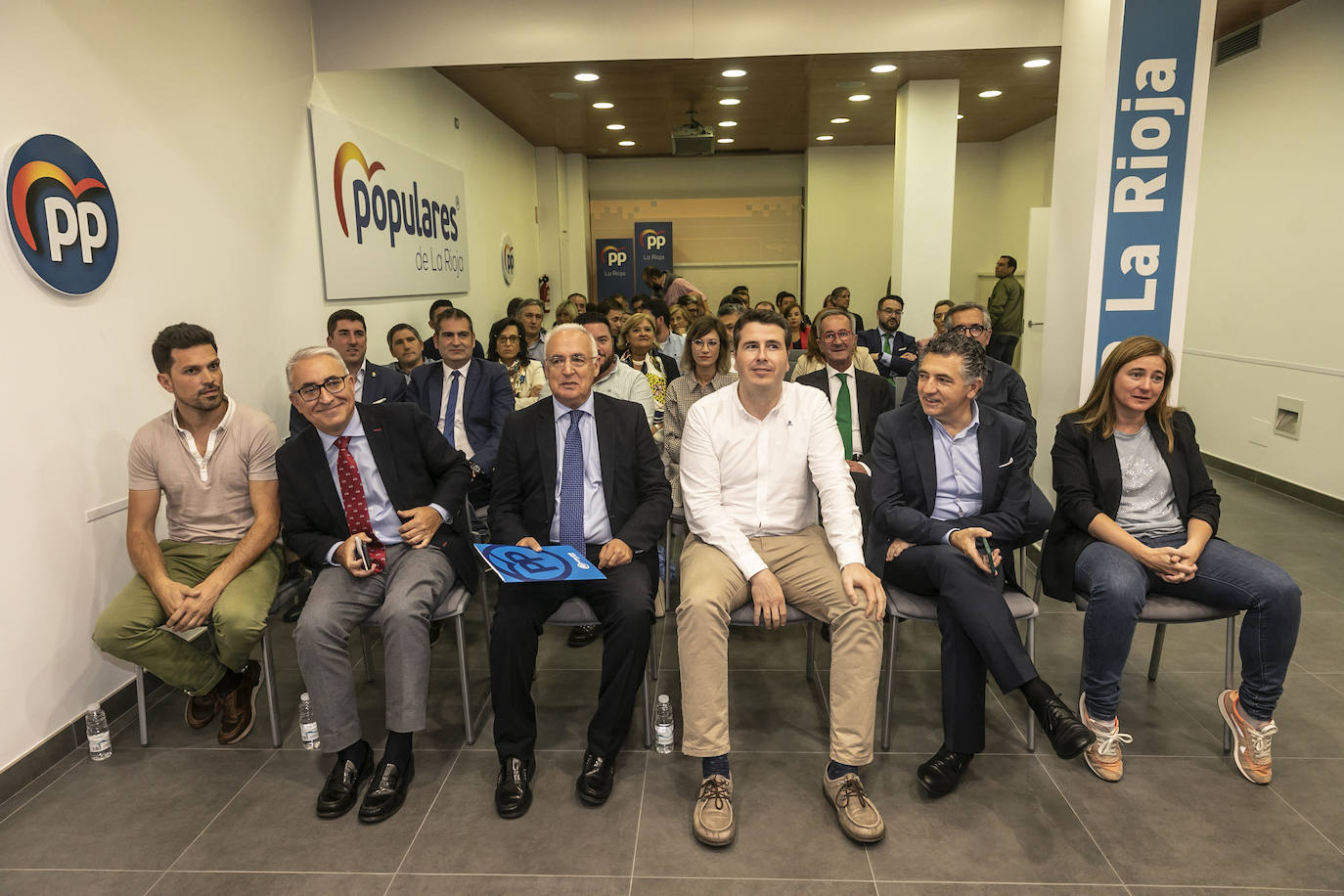 Fotos: La ejecutiva regional del PP apoya a Capellán como candidato