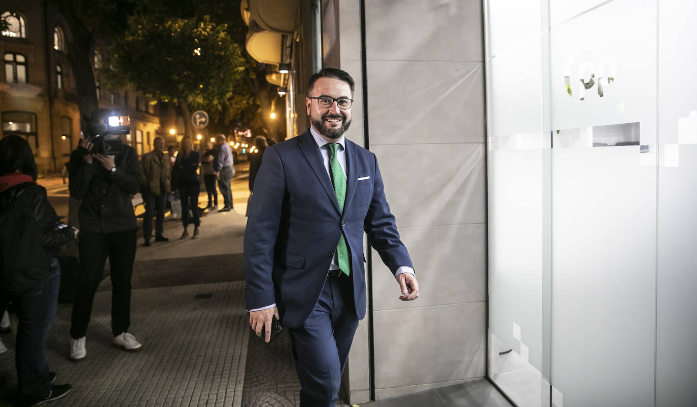 Fotos: La ejecutiva regional del PP apoya a Capellán como candidato