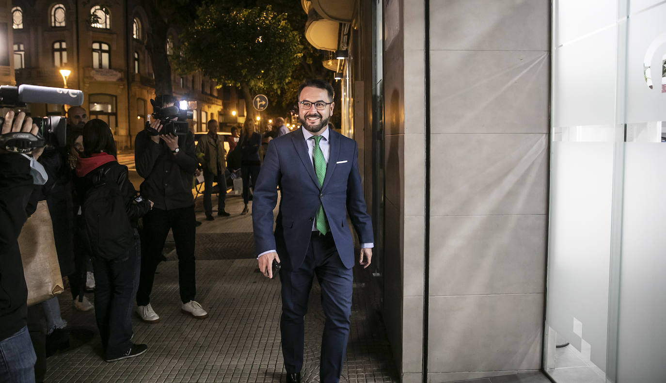 Fotos: La ejecutiva regional del PP apoya a Capellán como candidato