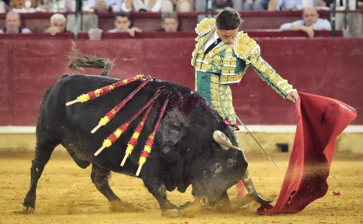 Natural de Diego Urdiales al toro que le cortó la oreja. 