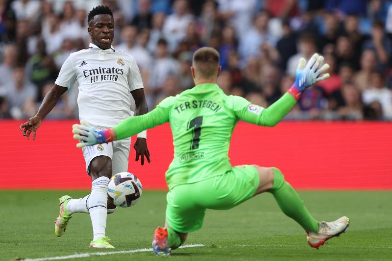 Vinicius en un uno contra uno con Ter Stegen.