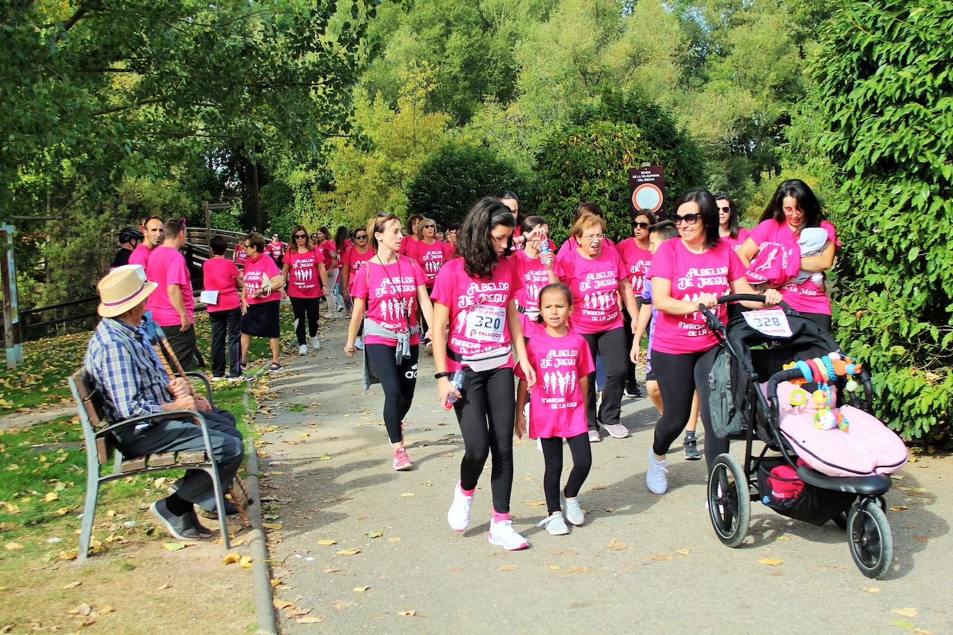 Fotos: La Carrera de la Mujer logra 800 inscripciones a favor de la Asociación Española Contra el Cáncer en La Rioja