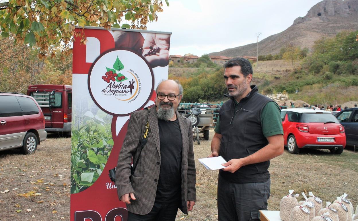 Juan Ignacio del Rey recibe el premio de la Alubia de Anguiano. 