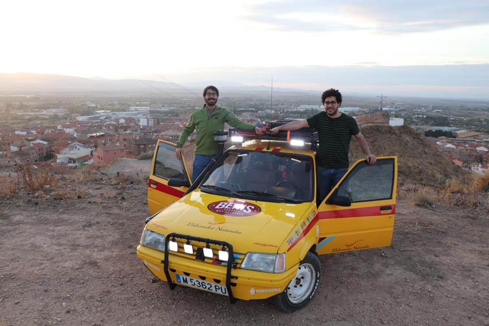 Los hermanos Edgar y Cristian Ordoyo Casado, con su vehículo y Alfaro al fondo antes de partir hacia Marruecos. 