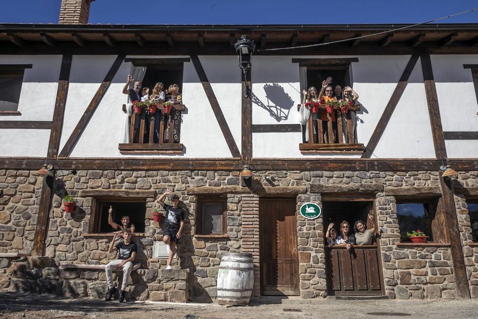 Un grupo procedente de Bilbao, ayer en la casa rural El Nogal, en Laguna de Cameros. 