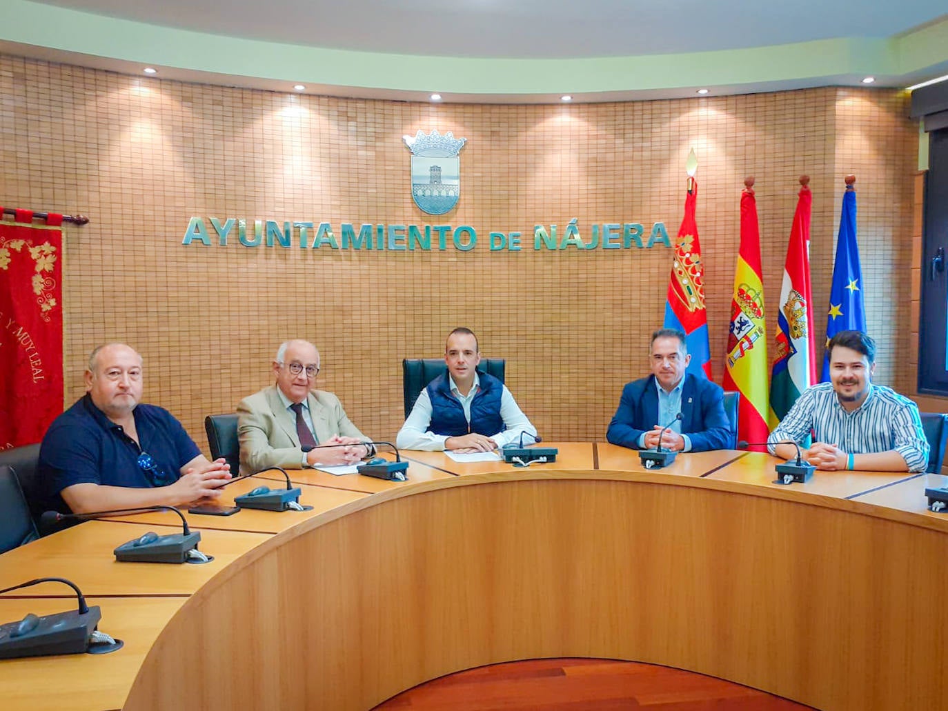 Olarte, rodeado por Uruñuela, Madorrán y responsables del club y del Consistorio. 