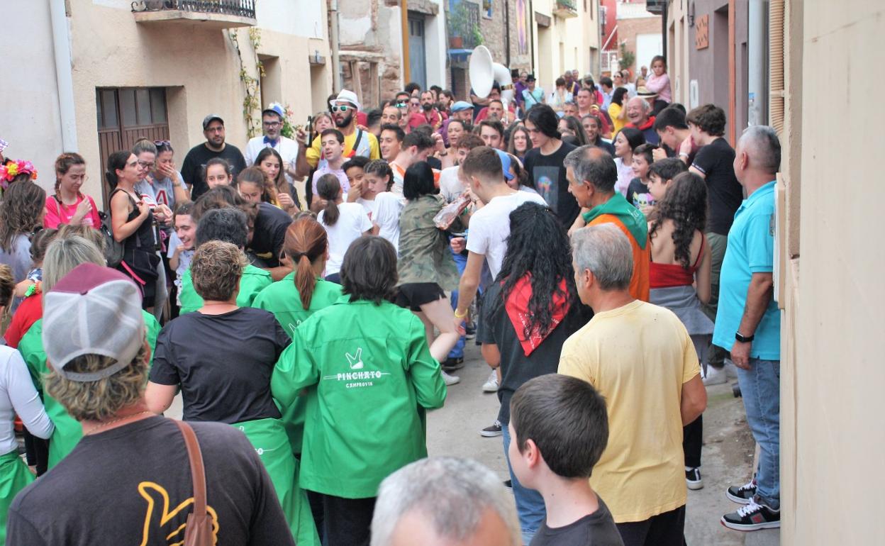 Las calles de Camprovín se llenaron de alegría y música. 