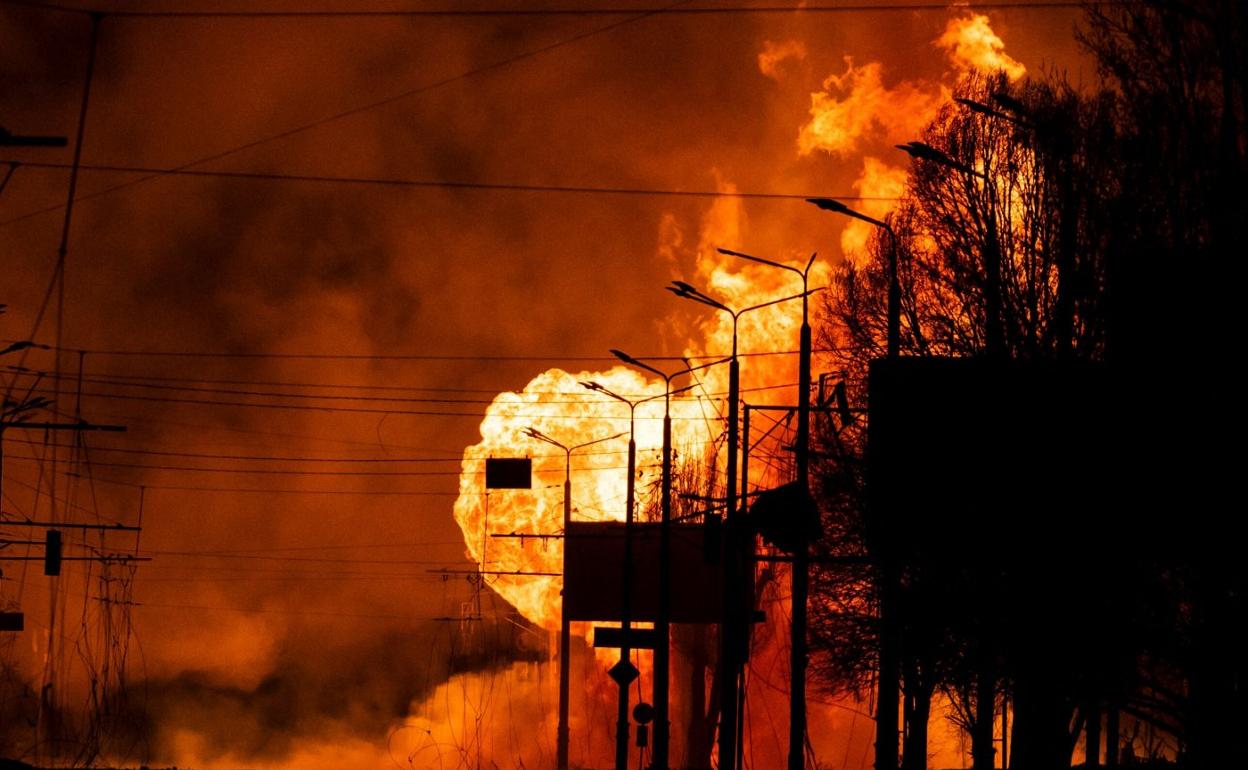 Una planta de gas arde en Ucrania tras un bombardeo ruso. 