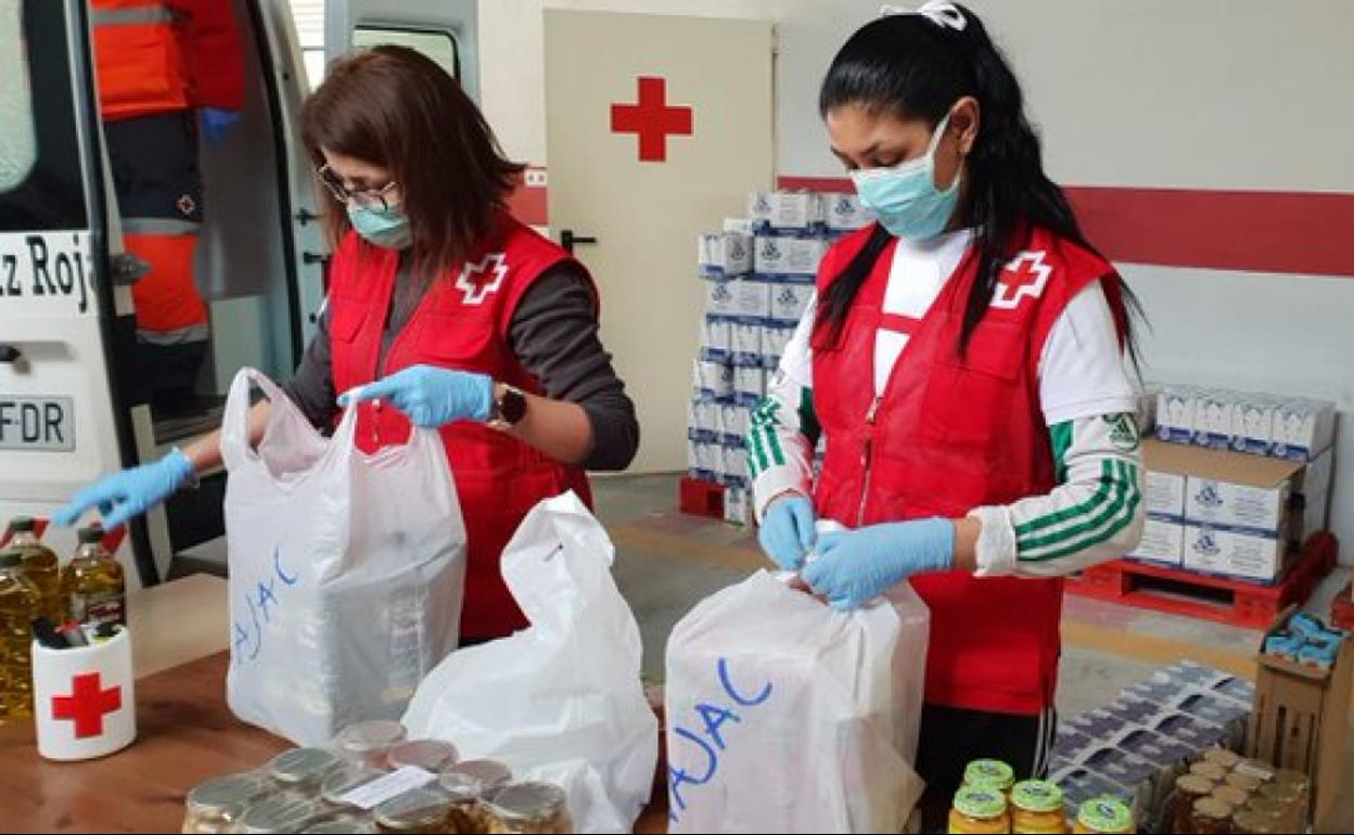 Voluntarios de Cruz Roja, organización del sector no lucrativo, preparan paquetes de alimentos para repartir a personas necesitadas. 