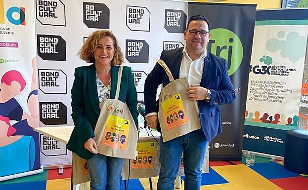 La delegada del Gobierno en La Rioja, Beatriz Arraiz; y el director general del Instituto Riojano de la Juventud, Paco Rivero.