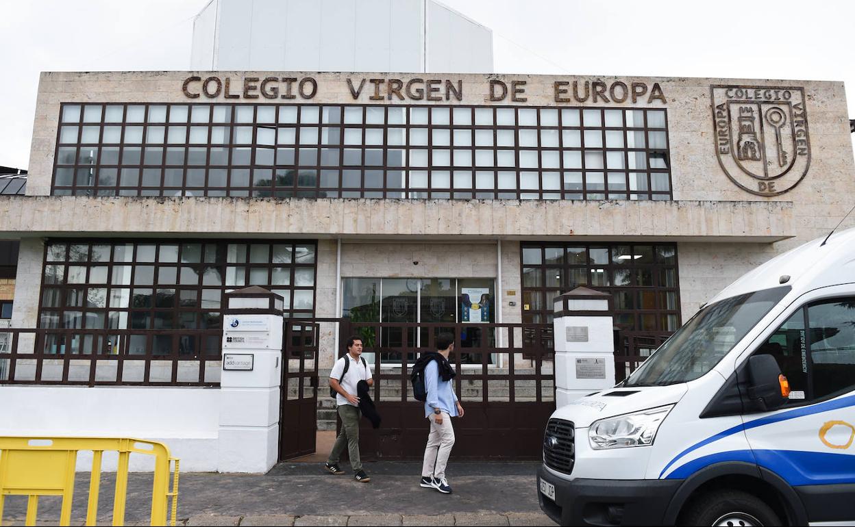 Entrada del Colegio Virgen de Europa.