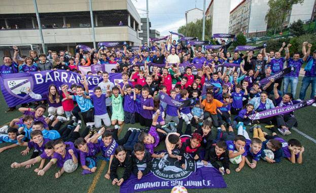 Aficionados del Dinamo fotan para una foto previa a la eliminatoria. 