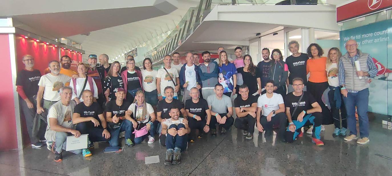 Sheyla, a la derecha de la imagen de pie, antes de coger el vuelo desde Bilbao con destino al Himalaya. 