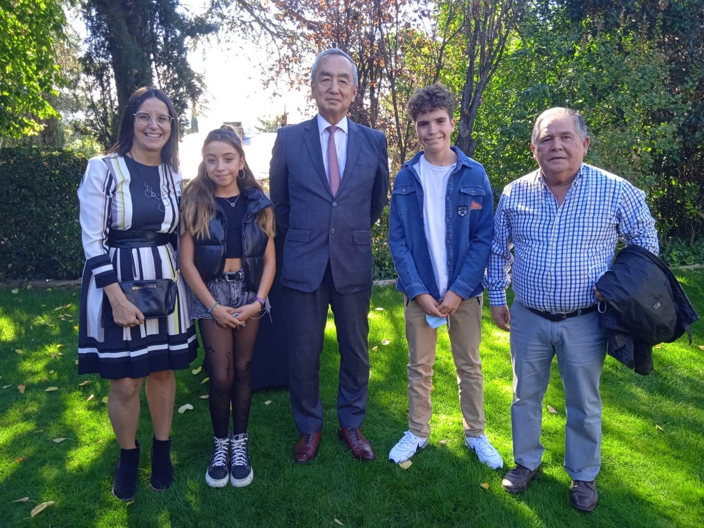 Los ganadores y representantes de La Estación, con el embajador. 