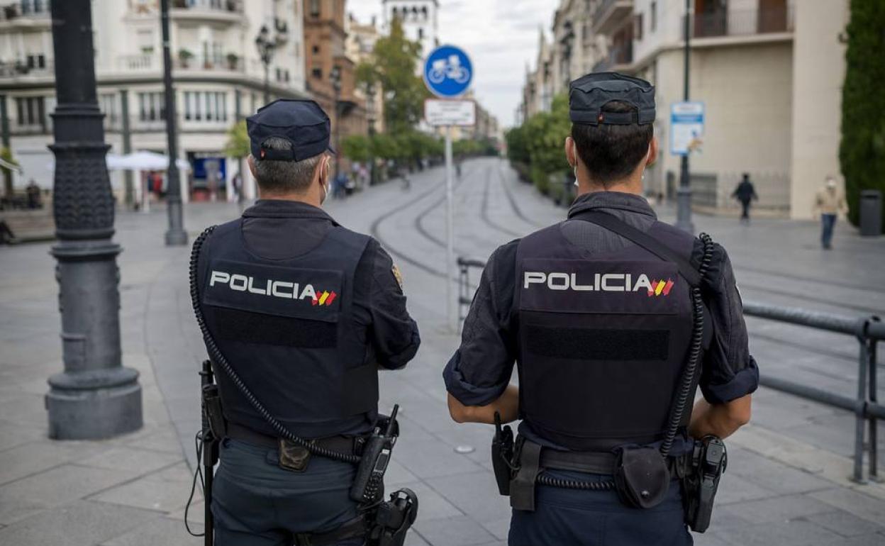 Dos agentes de la Policía Nacional.