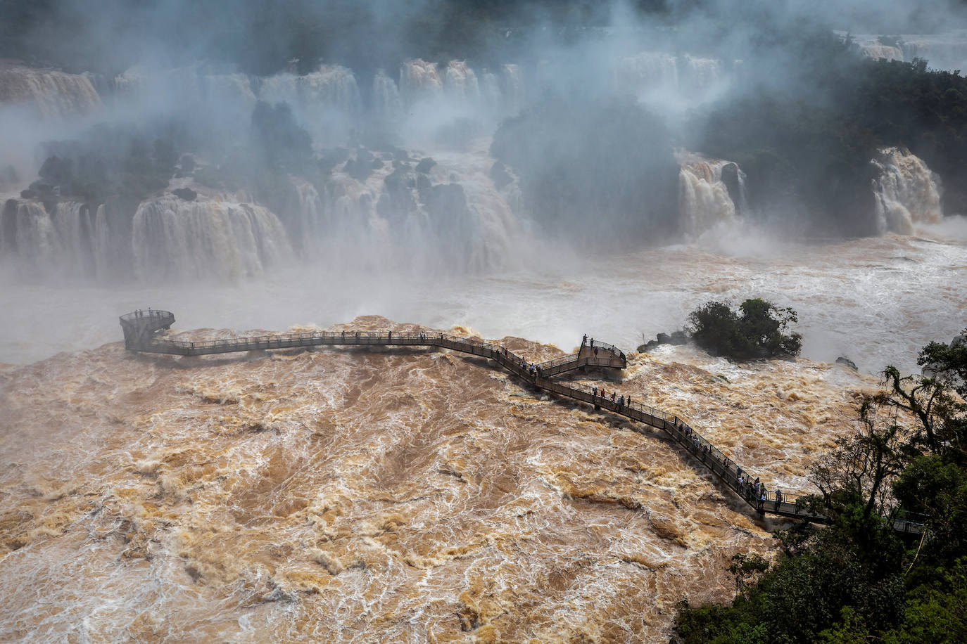 Fotos: Las cataratas de Iguazú se desbordan por las fuertes lluvias