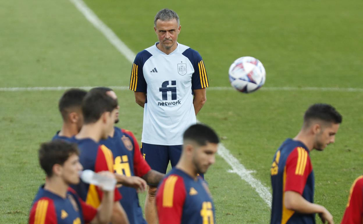 Luis Enrique supervisa un entrenamiento de la selección española. 