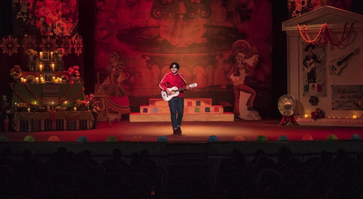 El actor que interpreta a Miguel Rivera en una función. 