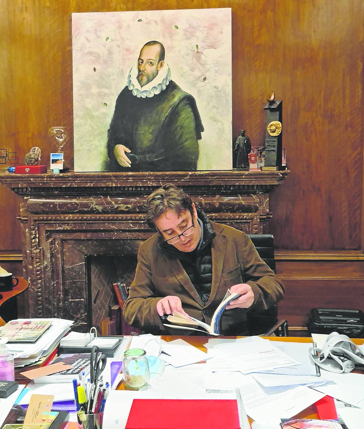 El poeta y director del Cervantes, en su despacho en el Instituto en Madrid. 