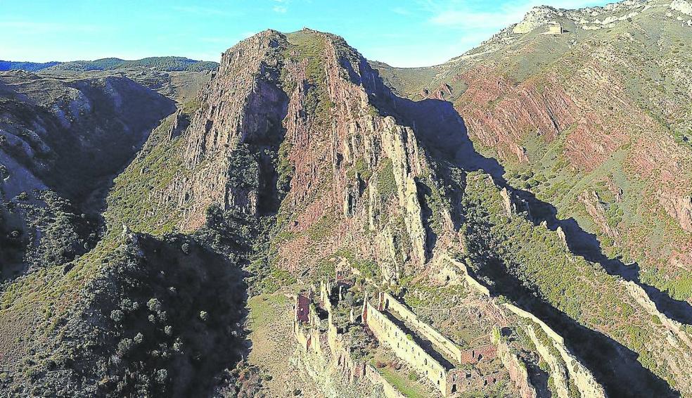 Un monumento en la montaña. Ruinas del monasterio y la iglesia de San Prudencio en el Monte Laturce.. 