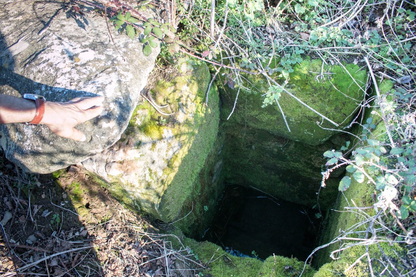 Restos de la antigua canalización de agua en Los Mártires. 