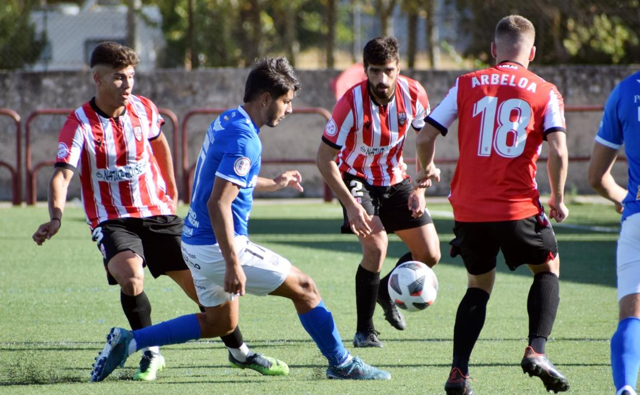 Miki, Córdoba y Arbeloa presionan para quitarle el balón al Utebo. 