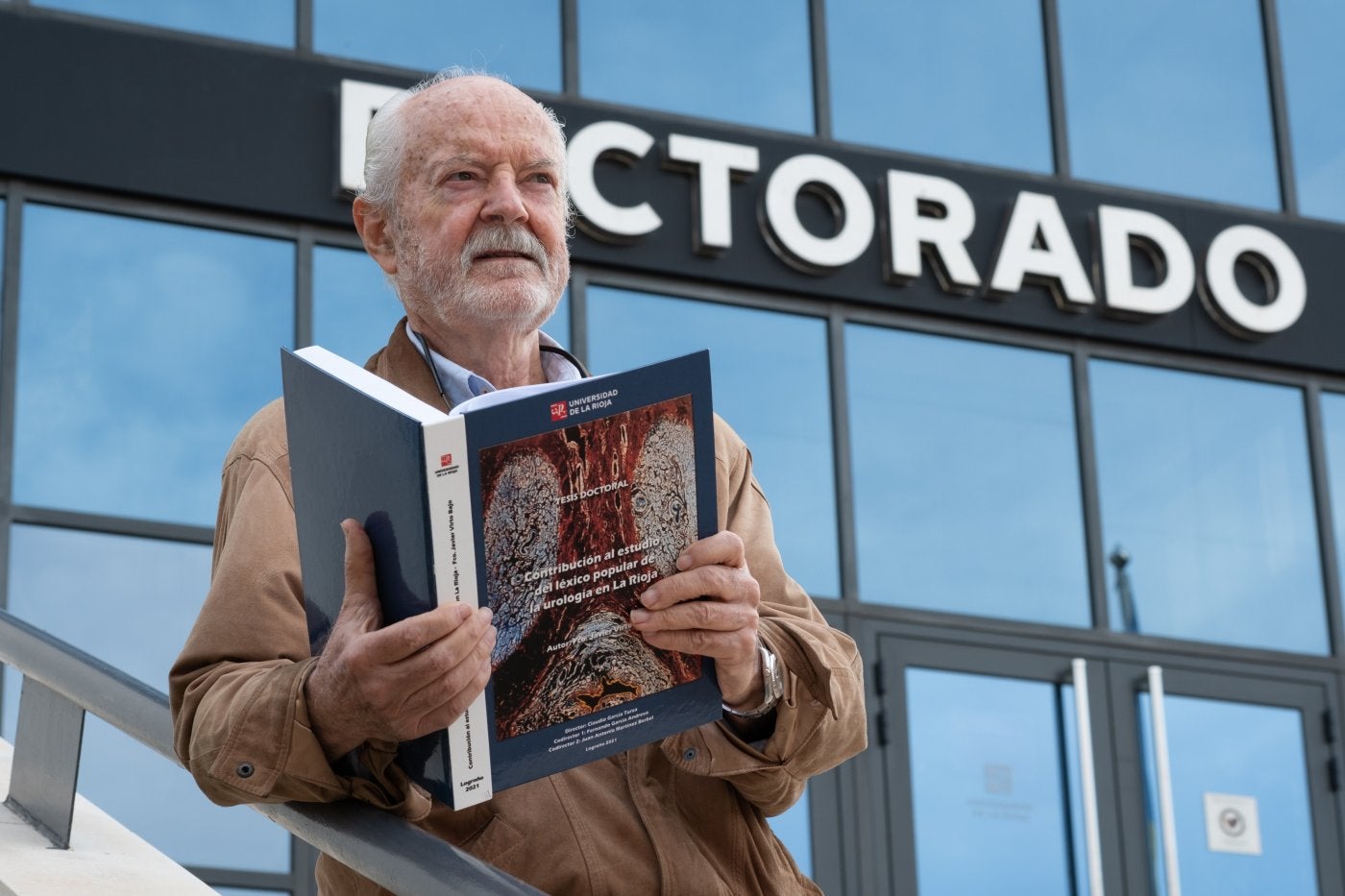 El urólogo Javier Virto Bajo posa en el Rectorado de la Universidad de La Rioja con la tesis con la que se ha doctorado. 