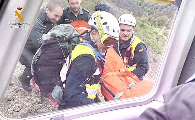 Otro momento del rescate del senderista herido. 