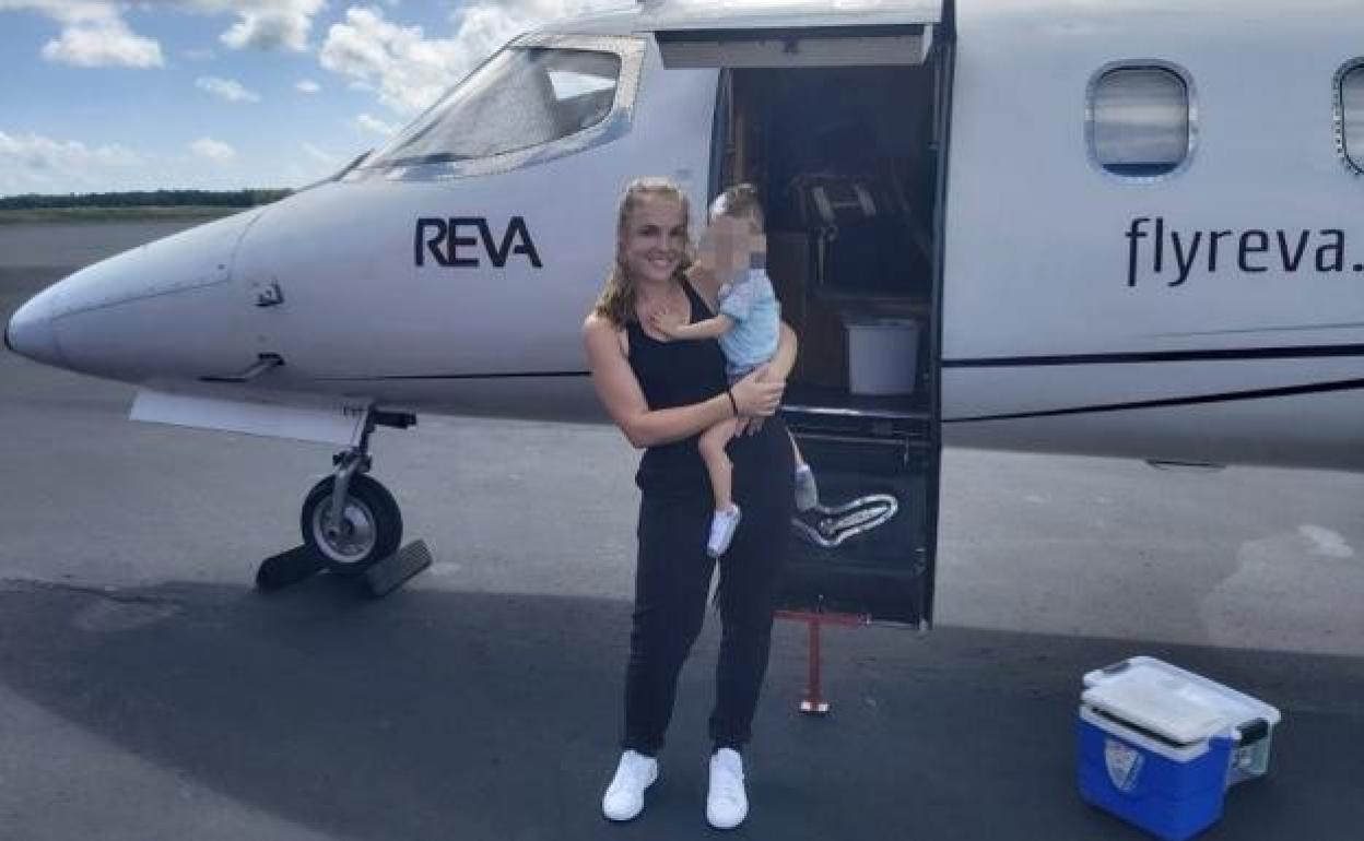 Oliver y su madre Lena subiendo al avión que los lleva a España. 