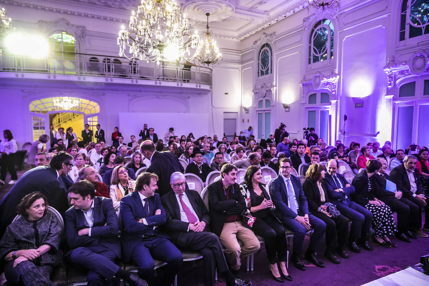 Fotos: Apertura de Futuro en Español en el Círculo Logroñés con Luis García Montero y Elvira Lindo