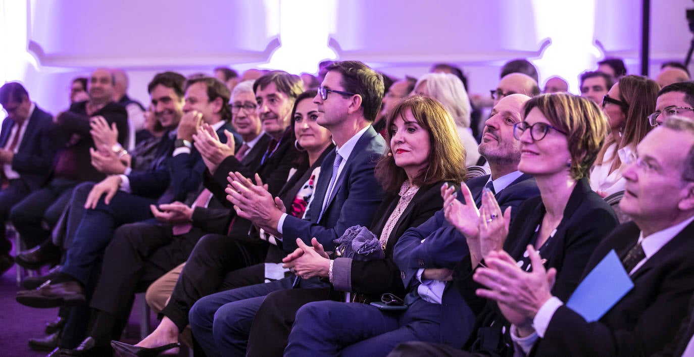 Fotos: Apertura de Futuro en Español en el Círculo Logroñés con Luis García Montero y Elvira Lindo