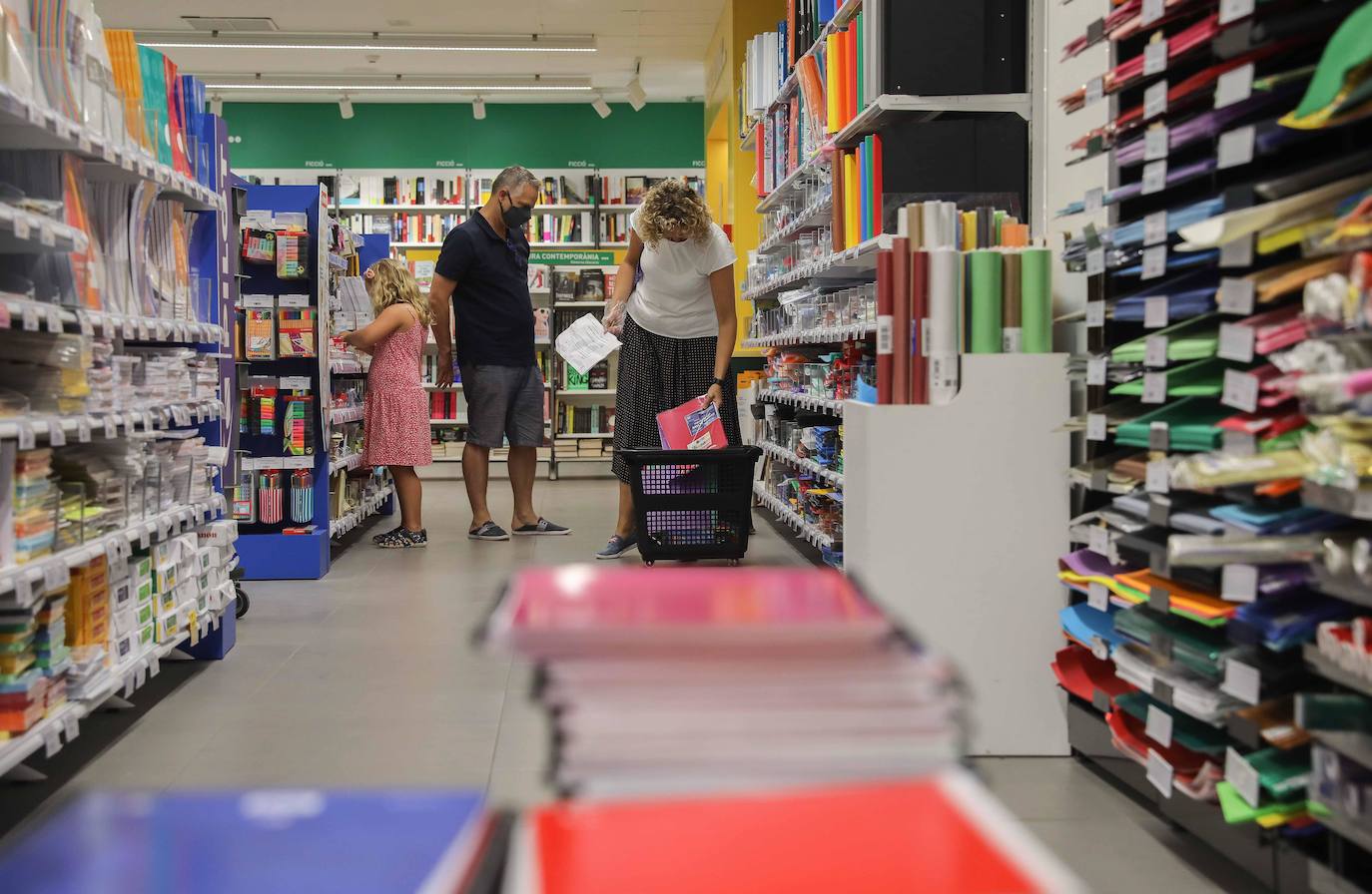 Una familia compra material escolar. 